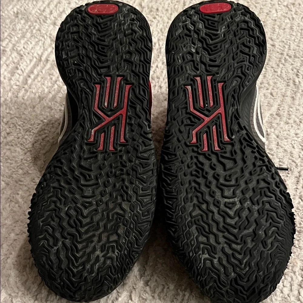 Nike Men Size 9 - Nike Kyrie Low 4 Bred Black/White/University Red - Picture 11 of 13